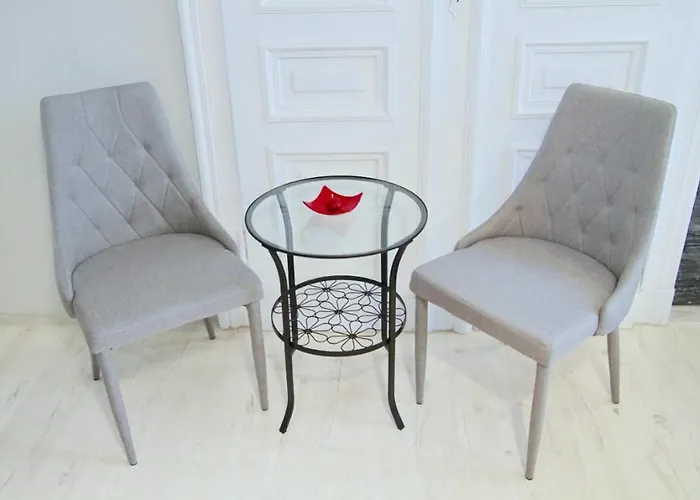 Grey Проживання в сім'ї *