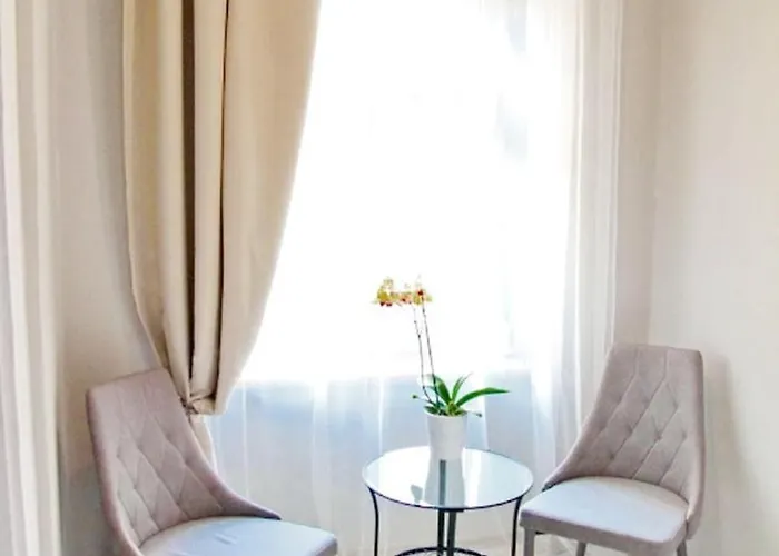 Grey Проживання в сім'ї *